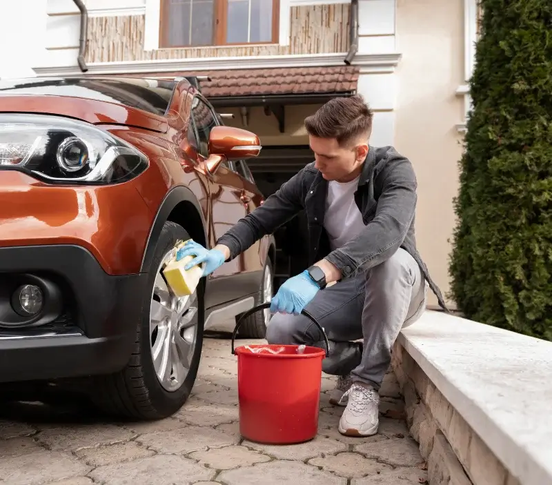 Lavage auto à domicile Cheminas : professionnel intervenant sur un véhicule